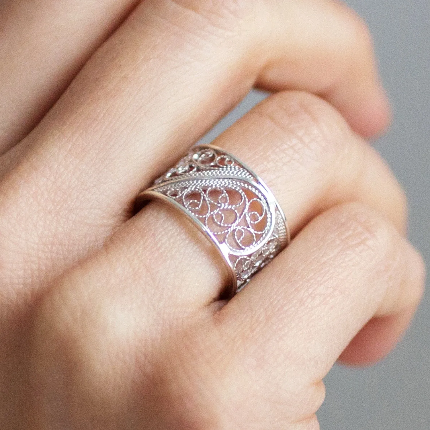 Filigree Links Single Ring