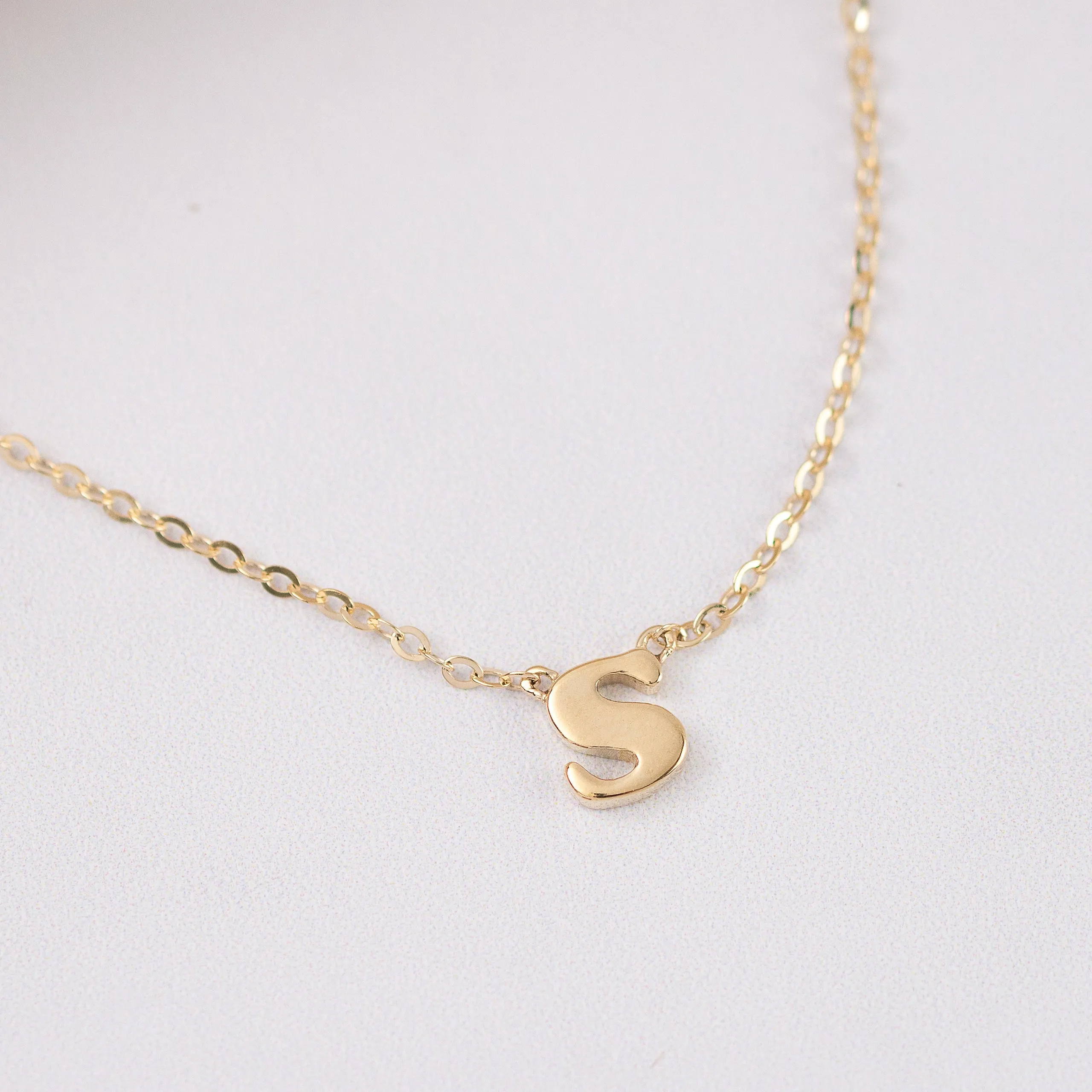 Initial necklace petite -Solid 9k gold